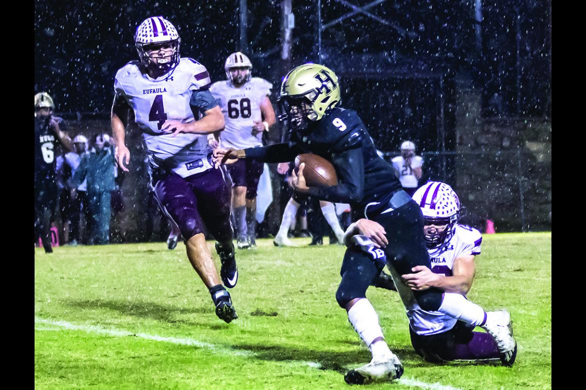 QUINCY SHELTON turns up the field and pick up some extra yardage after hauling in a Landon Lemmons pass Friday against Eufaula. Shelton was the Buffaloes’ leading pass receiver for the game with two catches for 35 yards. Hugo News Photo / Bob Hamill