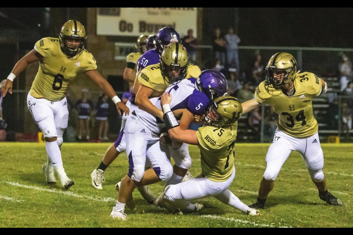 HUGO’S CHANCE MARZEK continues to lead the Buffalo defense with tackles, following a solid game against the Wilburton Diggers Friday. Above, Marzek is assisted by Ashton Barnett to take down a Wilburton ball carrier, while Pierson Evans and Aden Parish close in for the assist. Hugo News Photos / Bobby Hamill
