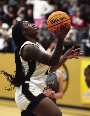 Ke’SHAWNA SCROGGINS takes the ball into the paint on a fast break scoring move for the Hugo Lady Buffaloes during recent basketball action. The Lady Buffs will be back on their home court Jan. 17-18 when they host the Hugo Festival. Hugo NewsPhoto / Kelli Stacy