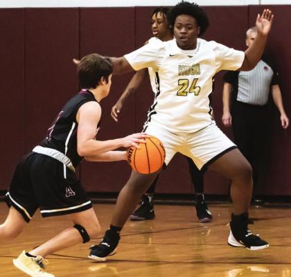 LEFT HUGO BUFFALO DEFENDER Donte’ Shanklin plays heads-up defense during a previous battle between the Buffaloes and the Atoka Wampus Cats. The Buffaloes opened District play in Hugo Tuesday and hope to return Thursday for Regionals, also being played in Hugo. Hugo News Photos / By Bobby Hamill