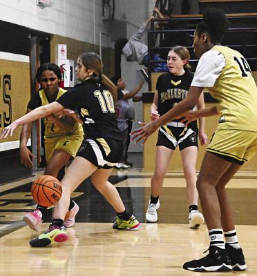 Diamond Scales makes great pass to Keilei Jackson