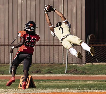 DAMARION RAMSEY has had an incredible year catching the football for the Hugo Buffaloes and has become one of quarterback Landon Lemmons’ favored targets. Above, Ramsey makes a Circus catch, one of three receptions on the night averaging an impressive 16.3 yards per catch. Hugo News Photo / Bob Hamill