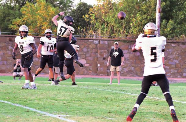 BUFFALO QUARTERBACK JAYKA SANTILLAN connects with wide receiver Gion Balcazar during Friday’s scrimmage against McAlester. Santillan, a senior, has four years QB experience under his belt and will be a force for opposing defenses to reckon with this football season. Hugo News Photo / Stan Stamper