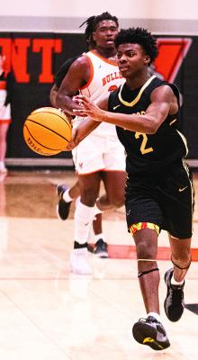 MAHKI EDWARDS takes the ball to the paint and dishes to one of his teammates during the Buffaloes’ win last week over the Valliant Bulldogs. Hugo News Photo / Kelli Stacy