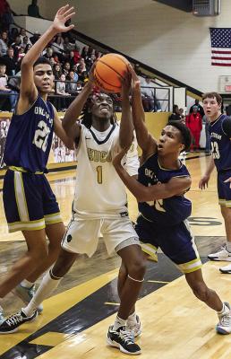 HUGO’S LORENZO KING battles above the rim for two of his 14 points scored against Star Spencer during last week’s Hugo Basketball Festival. (AT LEFT) Buffalo KEVIN WALLACE takes the ball to the rack and gets fouled inside the paint. He dropped 10 points for the Buffalo offense. Hugo News Photo / Bobby Hamill