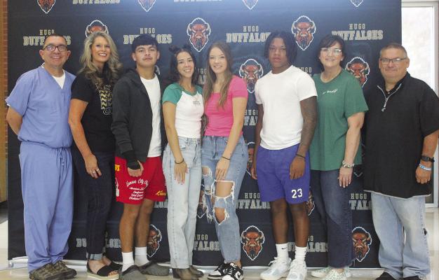 The Hugo Foundat ion recently donated to several organizations at Hugo Public Schools. Receiving donation funds were the cheerleading team ($4,000), the new tennis team ($7,000) and the ag department ($4,000, not pictured). Pictured are (l to r): Dr. Mike Irvin, Christy White, Sam Perez, Kayla Freeman, Makatlynn Sanchez, Jamari Scroggins, Angie Citty and Charlie Bob Wibben.