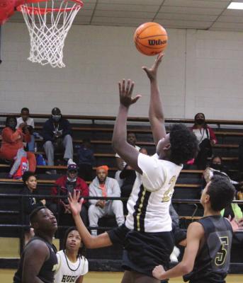 (Left) HUGO’S Malakhi Edwards puts up a shot in the paint against Broken Bow. Hugo News Photo / Stan Stamper