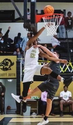 HUGO BUFFALO KRIS AKINS hustles to the rack to lay up two points against the Broken Bow Savages in the Buffaloes’ big 15-point win last Friday. Akins finished the game with 16 points for the Buffaloes.