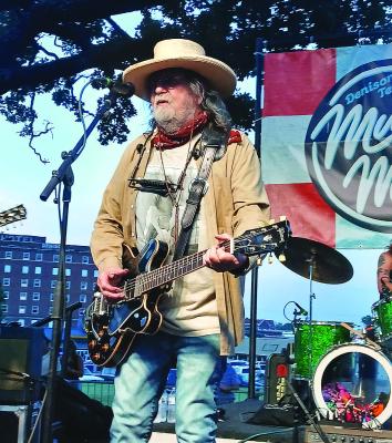 Soper native headlines concert
