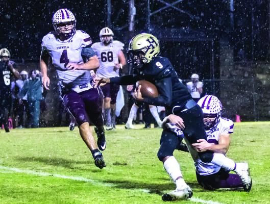 QUINCY SHELTON turns up the field and pick up some extra yardage after hauling in a Landon Lemmons pass Friday against Eufaula. Shelton was the Buffaloes’ leading pass receiver for the game with two catches for 35 yards. Hugo News Photo / Bob Hamill