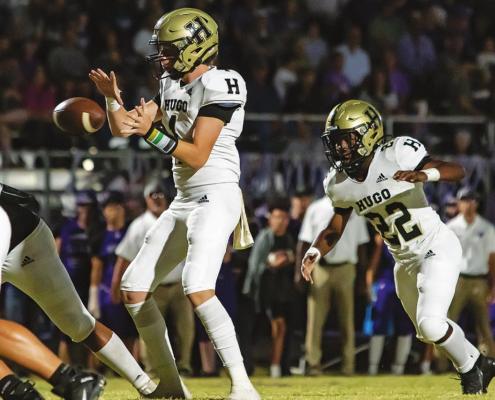 Da’SHON SIMS fires out of the Hugo Buffalo offensive backfield to take the handoff from quarterback Landon Lemmons against the Wilburton Diggers last week. Though just a sophomore, Sims drew his first start from Buff head Coach Krystopher Gross, and pounded out 60 yards rushing on 11 carries and one TD. Hugo News Photo / Bobby Hamill