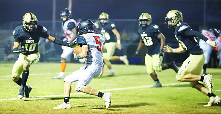 HUGO BUFFALO DEFENDER LaMARCUS DAVIS zeroes in on Valliant’s running back Sean Fuller and tries to turn him back inside where he has help from Pierson Evans and DaShon Sims.. Davis has had a stellar season for the Buffaloes leading the defense in total tackles. Hugo News Photo / Kelli Stacy