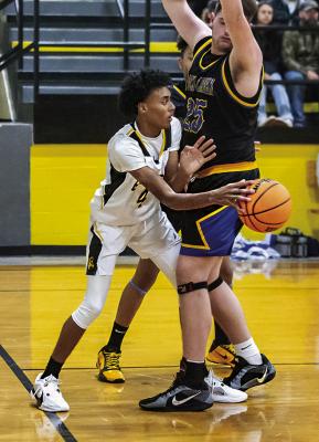 ON THE LINE... Boswell’s Marlo Hill works around pressure from Rock Creek’s defense, but was forced out of bounds on the play. Hugo News Photo / Bobby Hamill