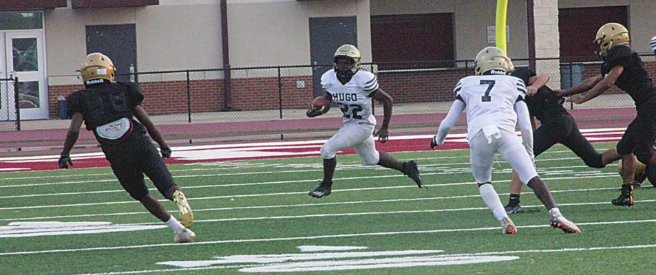 THE HUGO BUFFALOES traveled to Atoka last Thursday to face off with the Broken Bow Savages in a pre-season scrimmage. Above, sophomore Da’Shon Sims runs the football to the right side of the Buffalo offensive line, looking for running room, as Carlos King looks for a downfield block. Hugo News Photo / Kelli Stacy