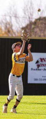 BRENDEN ROBINSON concentrates on a fly ball hit to his outfield position for the Boswell Scorpions, and makes the catch. Hugo News Photo / Bobby Hamill