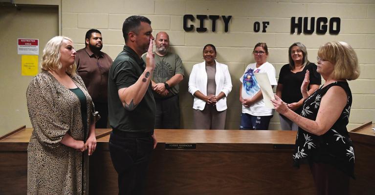 Hugo’s new city manager, Justin Suddeth was sworn in Monday during the city council’s special meeting. Administering the Oath of Office was city clerk Debra Searcy. Also present were Rylie Suddeth and council members Ernest McCarty, Josh Armes, Leah Thomas, Robbie Ridenour and Tina Bunn. Hugo News / Stan Stamper