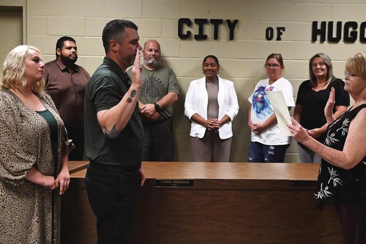 Hugo’s new city manager, Justin Suddeth was sworn in Monday during the city council’s special meeting. Administering the Oath of Office was city clerk Debra Searcy. Also present were Rylie Suddeth and council members Ernest McCarty, Josh Armes, Leah Thomas, Robbie Ridenour and Tina Bunn. Hugo News / Stan Stamper