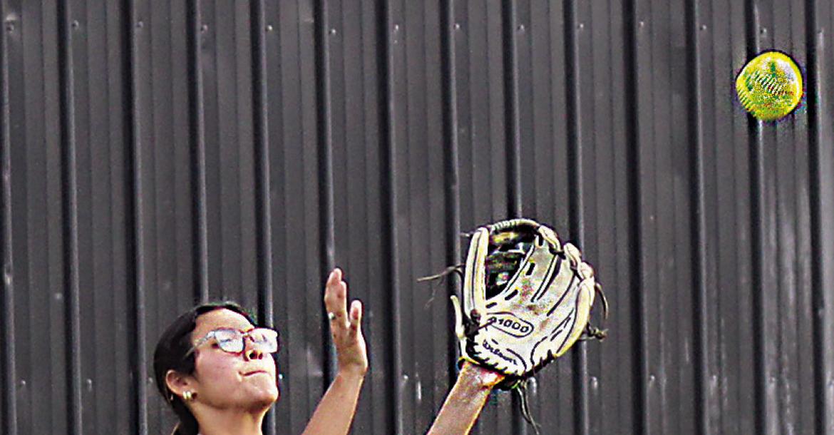 Jennifer Chavez makes a great catch!