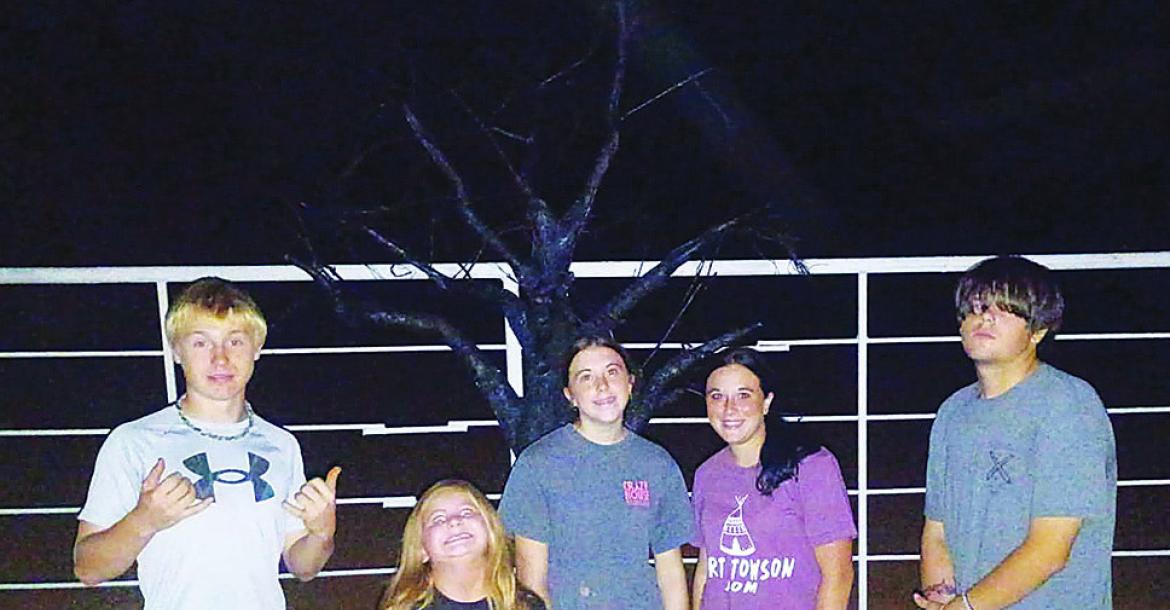 Student voluntee rs completed the finishing touches to the Fort Towson Haunted Trail this past weekend. Pictured, left to right: Riggin Waugh, 10th grade; Shiloh Wallace, 2nd grade; Haley George, 10th grade; Jailynn George, 12th grade; and Lane Hendrix, 10th grade.
