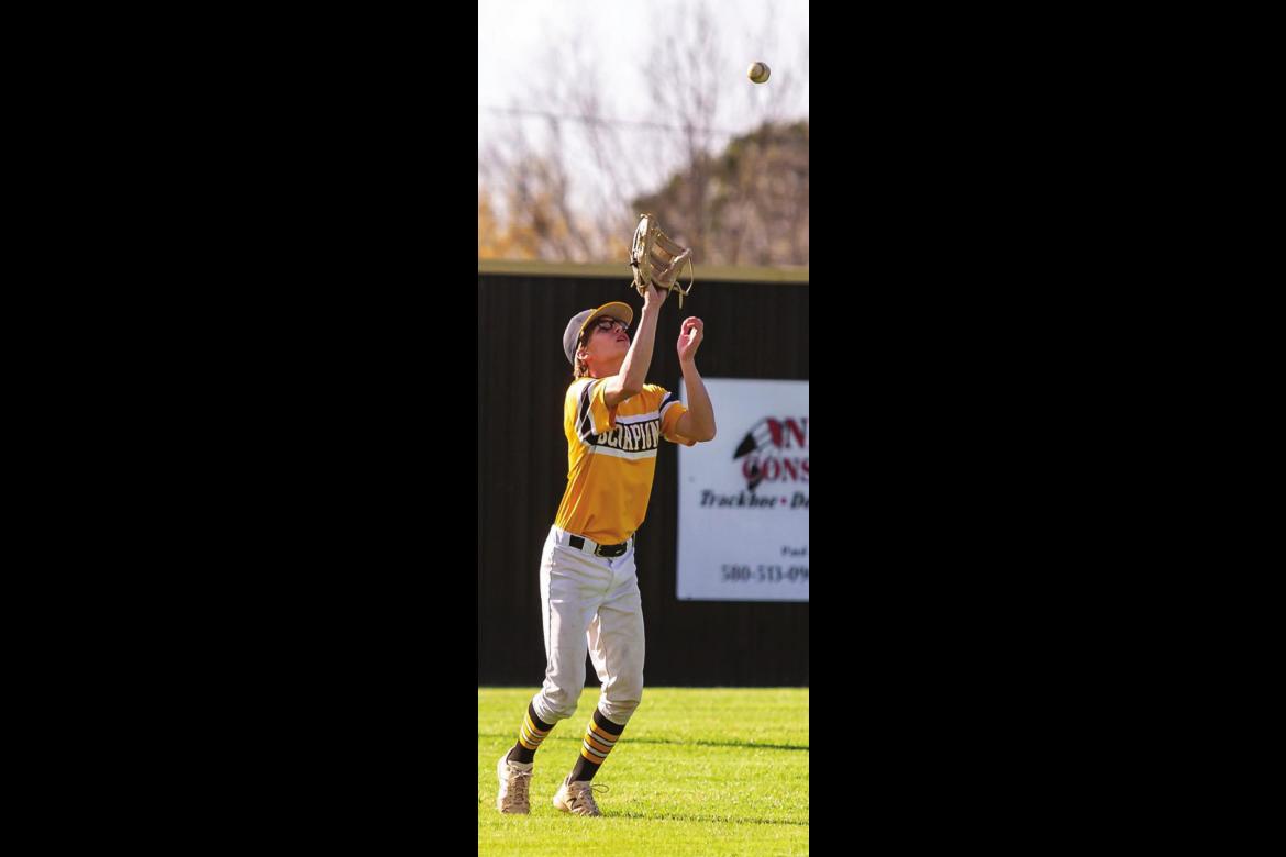 BRENDEN ROBINSON concentrates on a fly ball hit to his outfield position for the Boswell Scorpions, and makes the catch. Hugo News Photo / Bobby Hamill